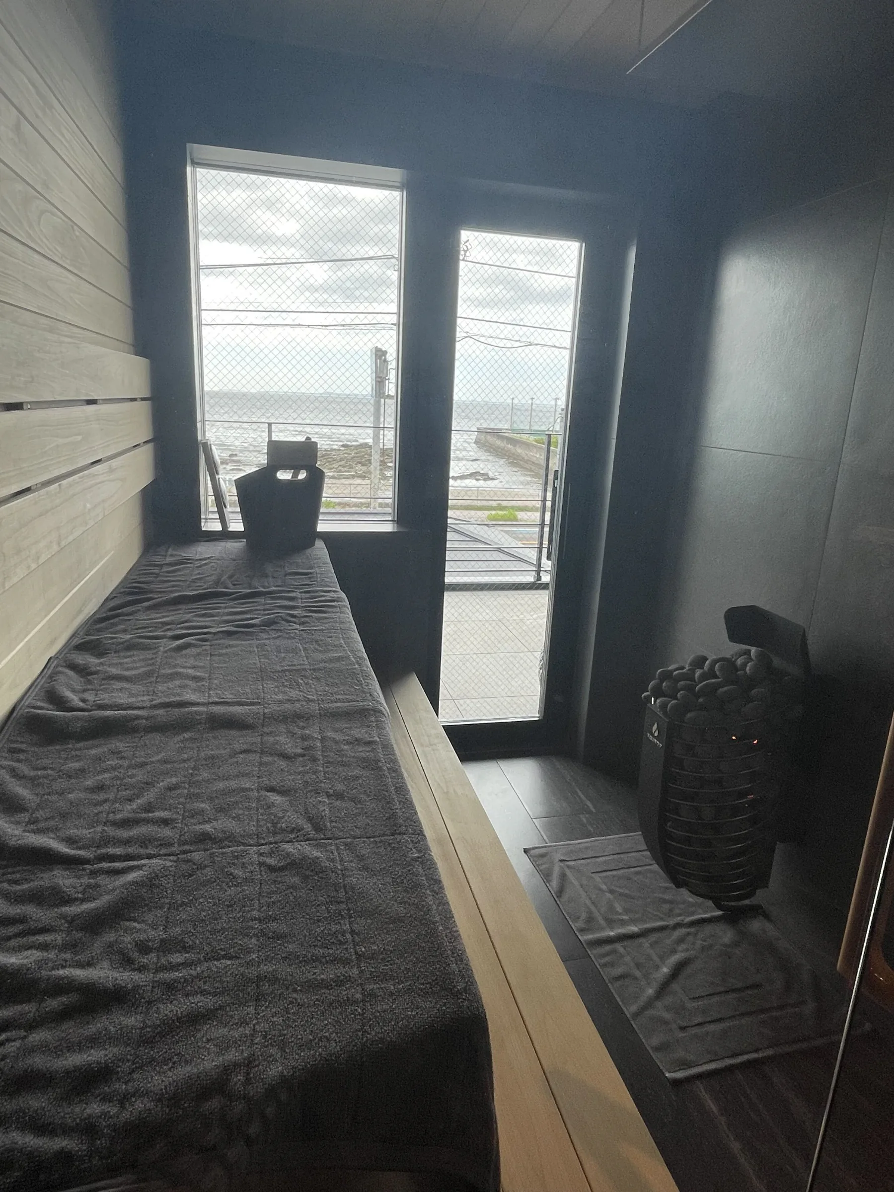 海を望むサウナ室に設置されたBROS SAUNA LOOP電気サウナヒーター
