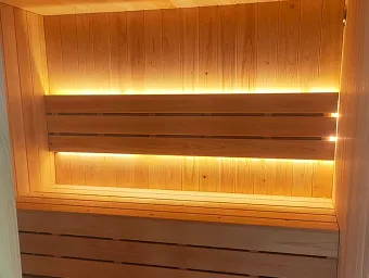 背もたれ上下に電球色の耐熱LED間接照明を設置したサウナボックス